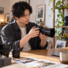 標準ズームレンズを日常的に使う日本人男性と交換レンズ