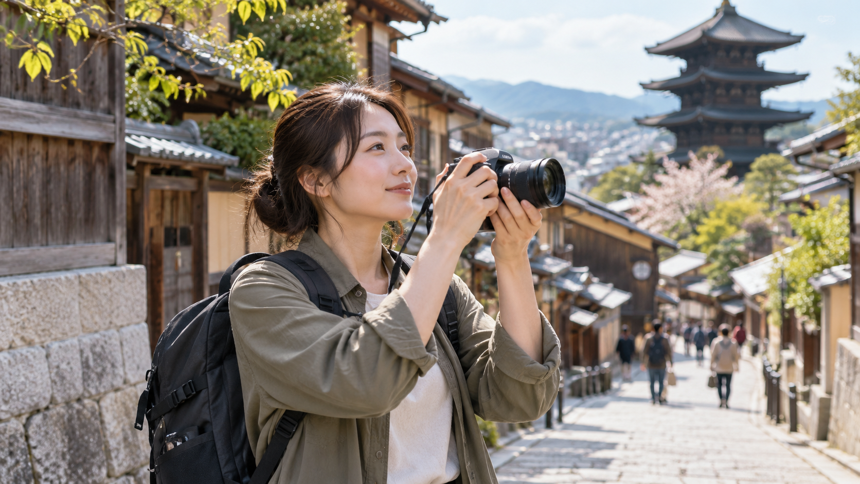 EOS R10と旅行向けズームレンズで日本の街並みを撮影する女性