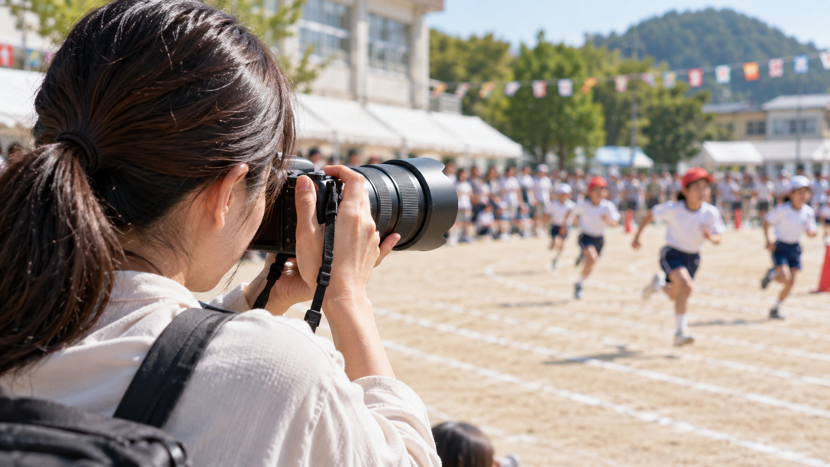 EOS R10の望遠レンズで運動会を撮影する日本人女性