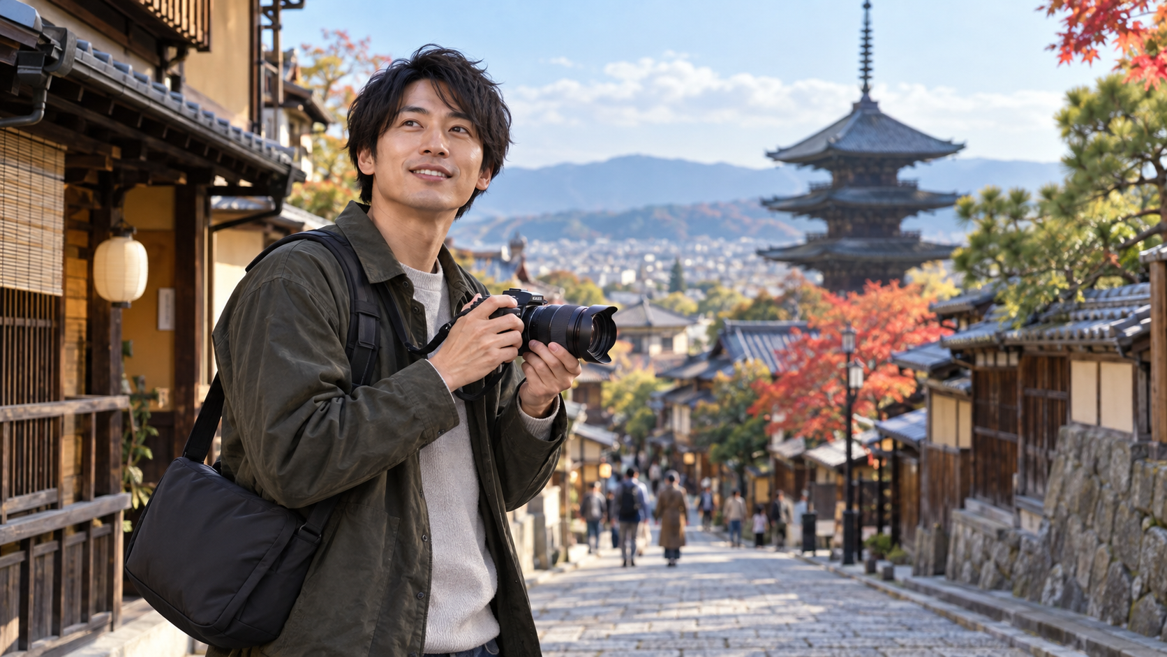 旅行先の街並みをズームレンズ付きミラーレスカメラで撮影する日本人男性