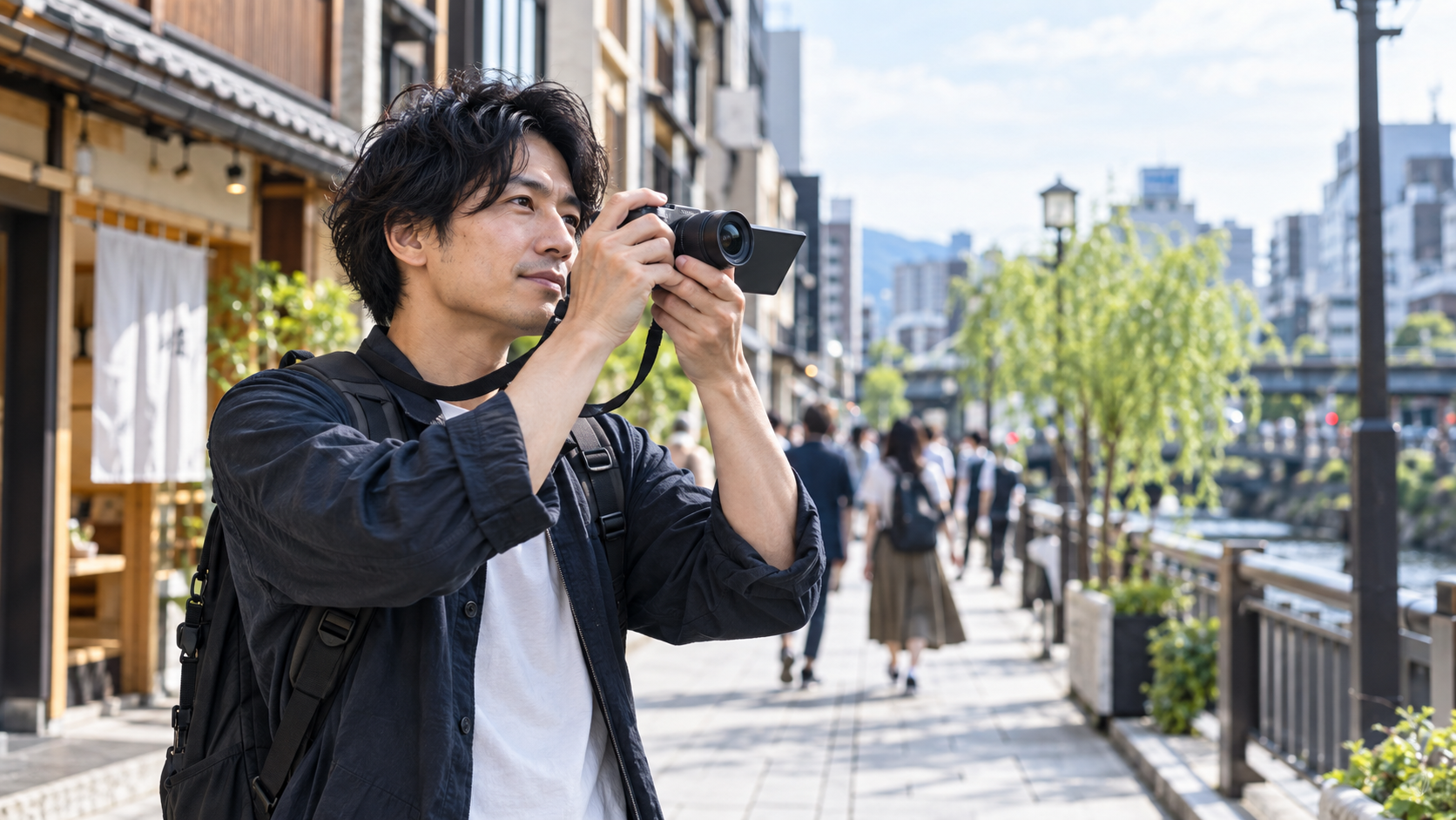 小型ミラーレスカメラで街歩きスナップを撮影する日本人男性