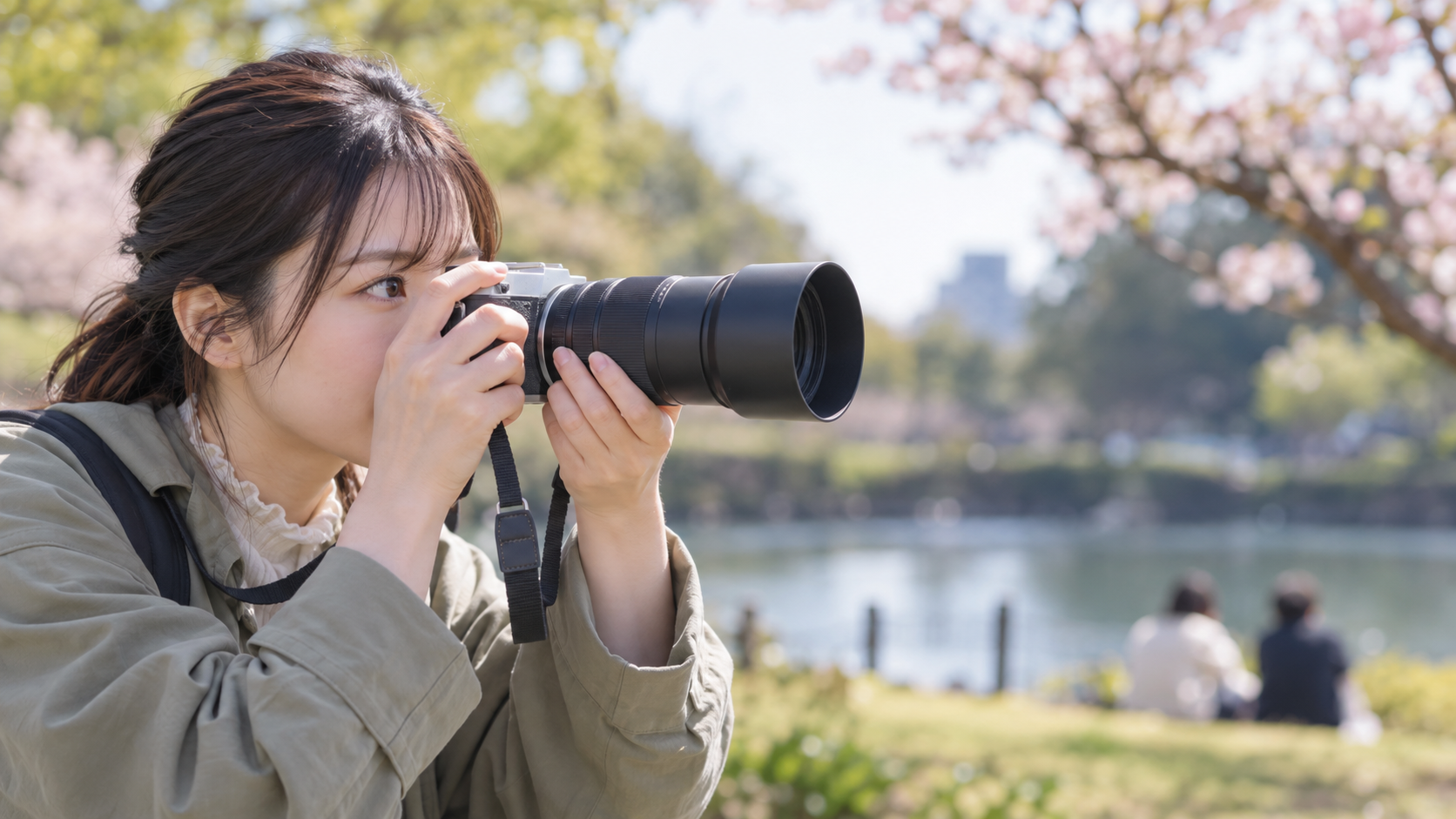 望遠ズームレンズを付けたミラーレスカメラで屋外撮影する日本人女性