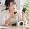 EOS Kiss M向けの小型単焦点レンズとズームレンズを比較する女性