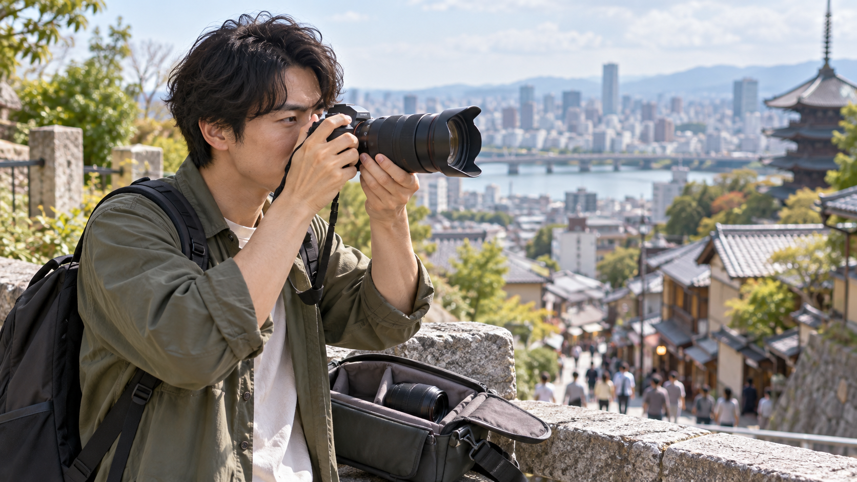 旅行先でズームレンズ付きミラーレスカメラを使う日本人フォトグラファー