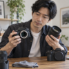 中古ミラーレスカメラと交換レンズを比較する日本人男性