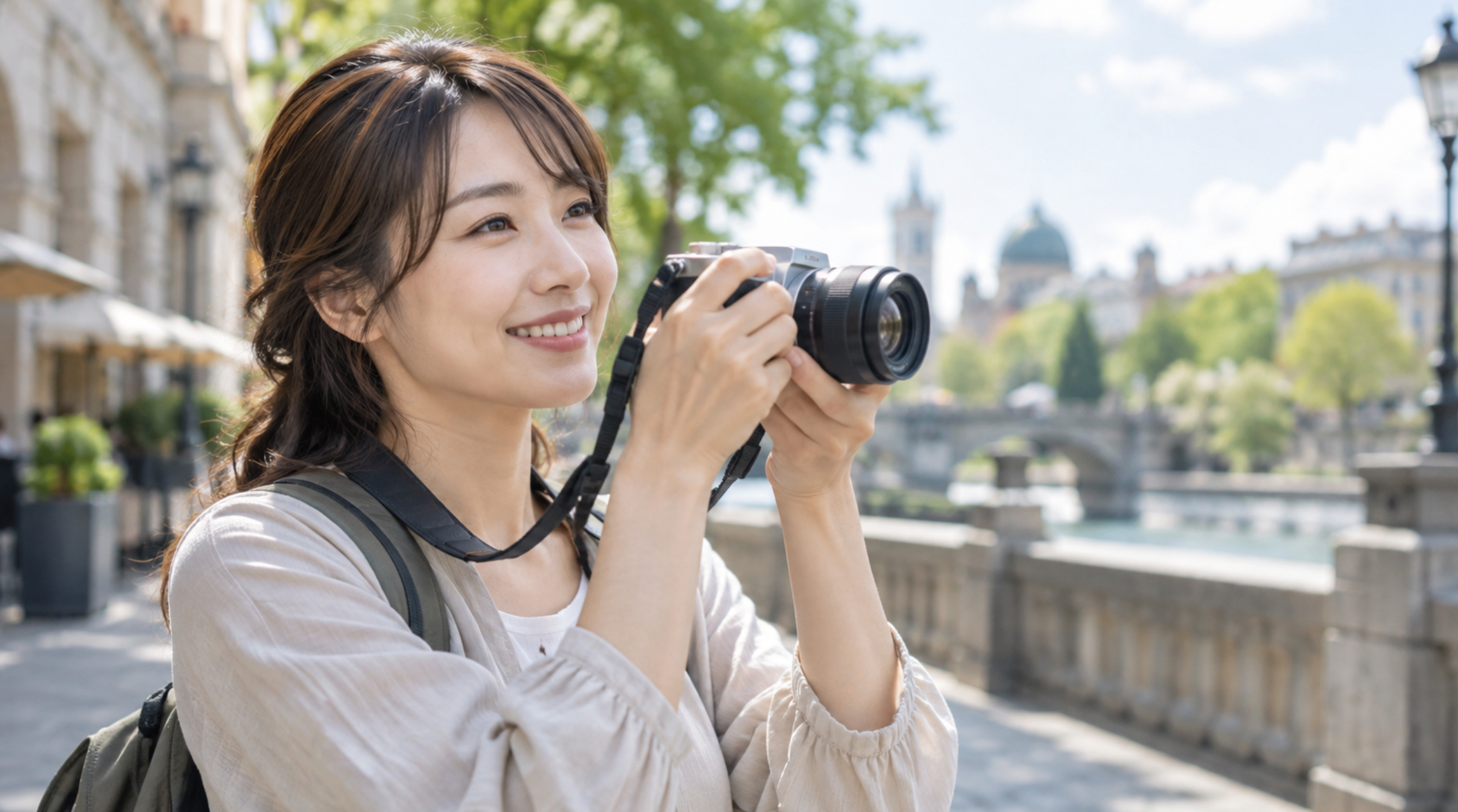 旅行で小型ミラーレスカメラを使って撮影する日本人女性
