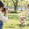 ミラーレスカメラで走る子どもと犬を撮影する日本人女性
