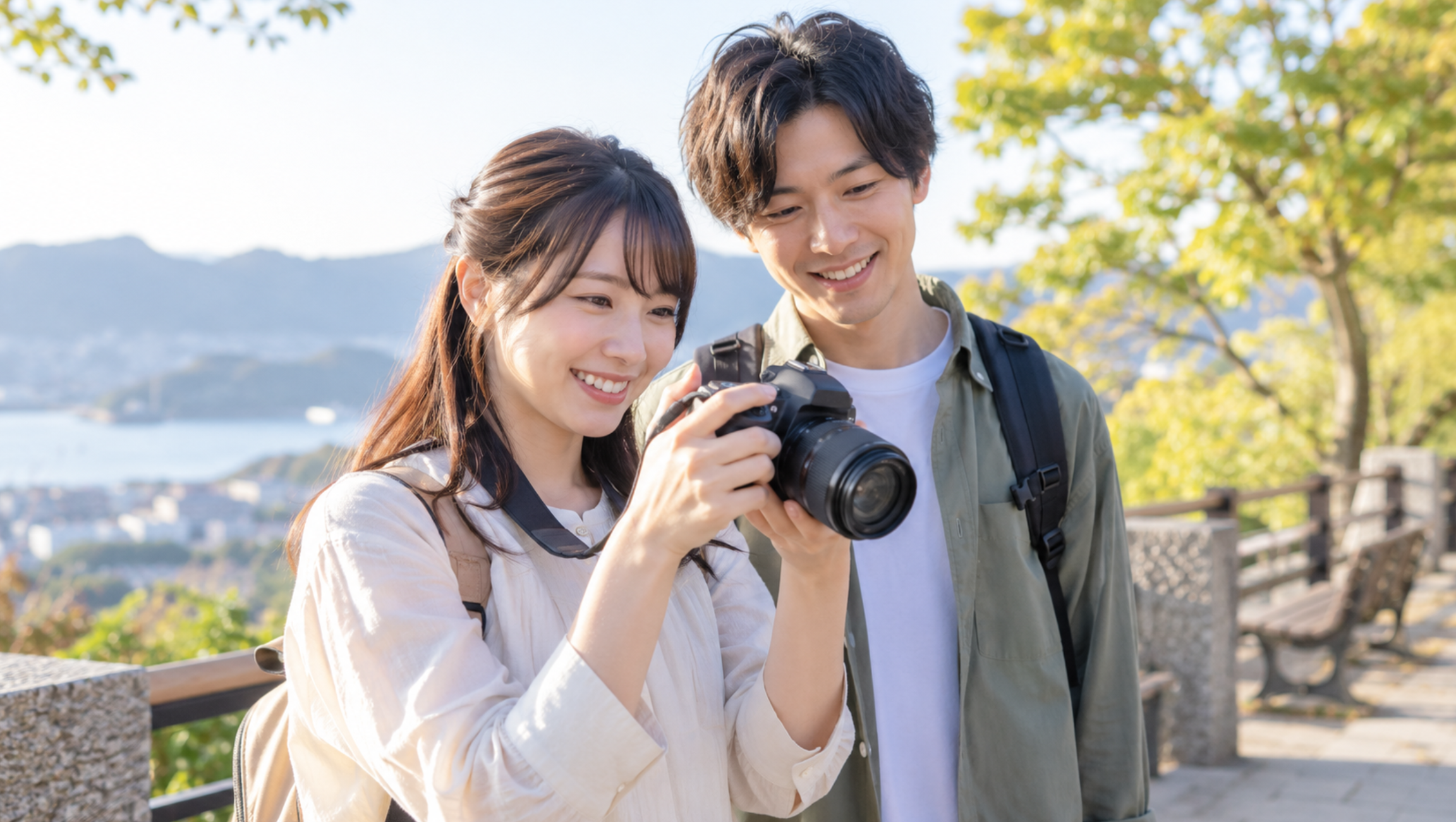 旅行先で一眼レフカメラを楽しむ日本人の男女