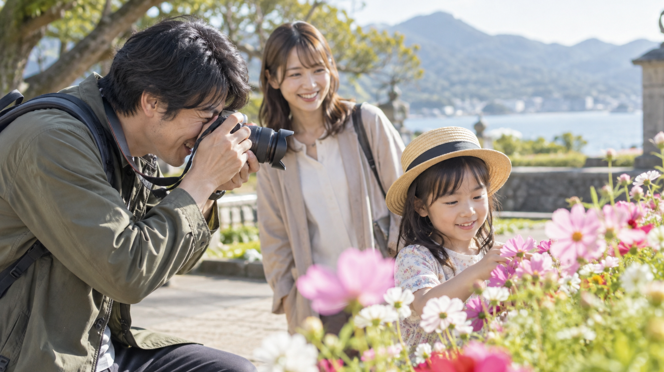 中古カメラで子どもと花を撮影する日本人家族の旅行風景