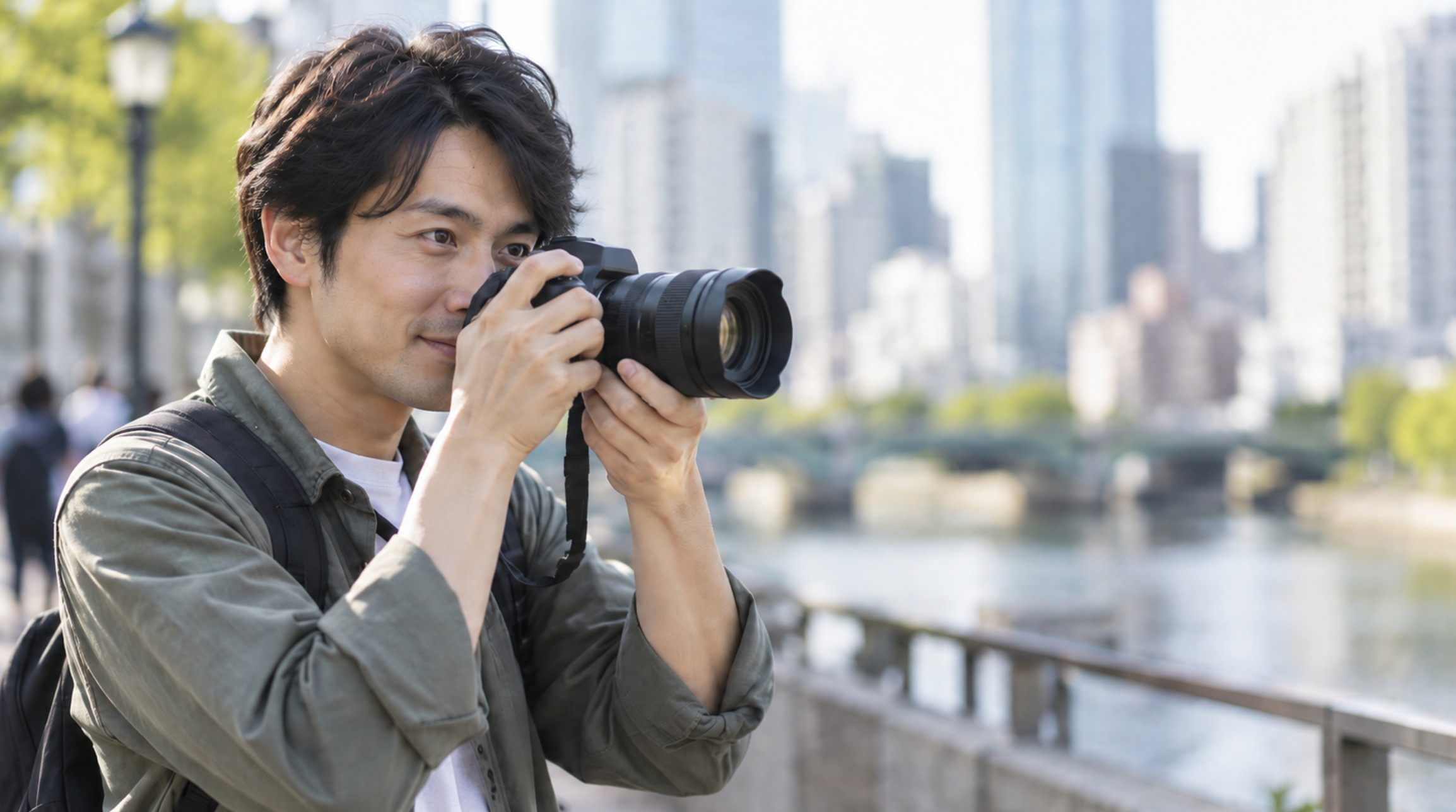 フルサイズミラーレスカメラで街を撮影する日本人男性