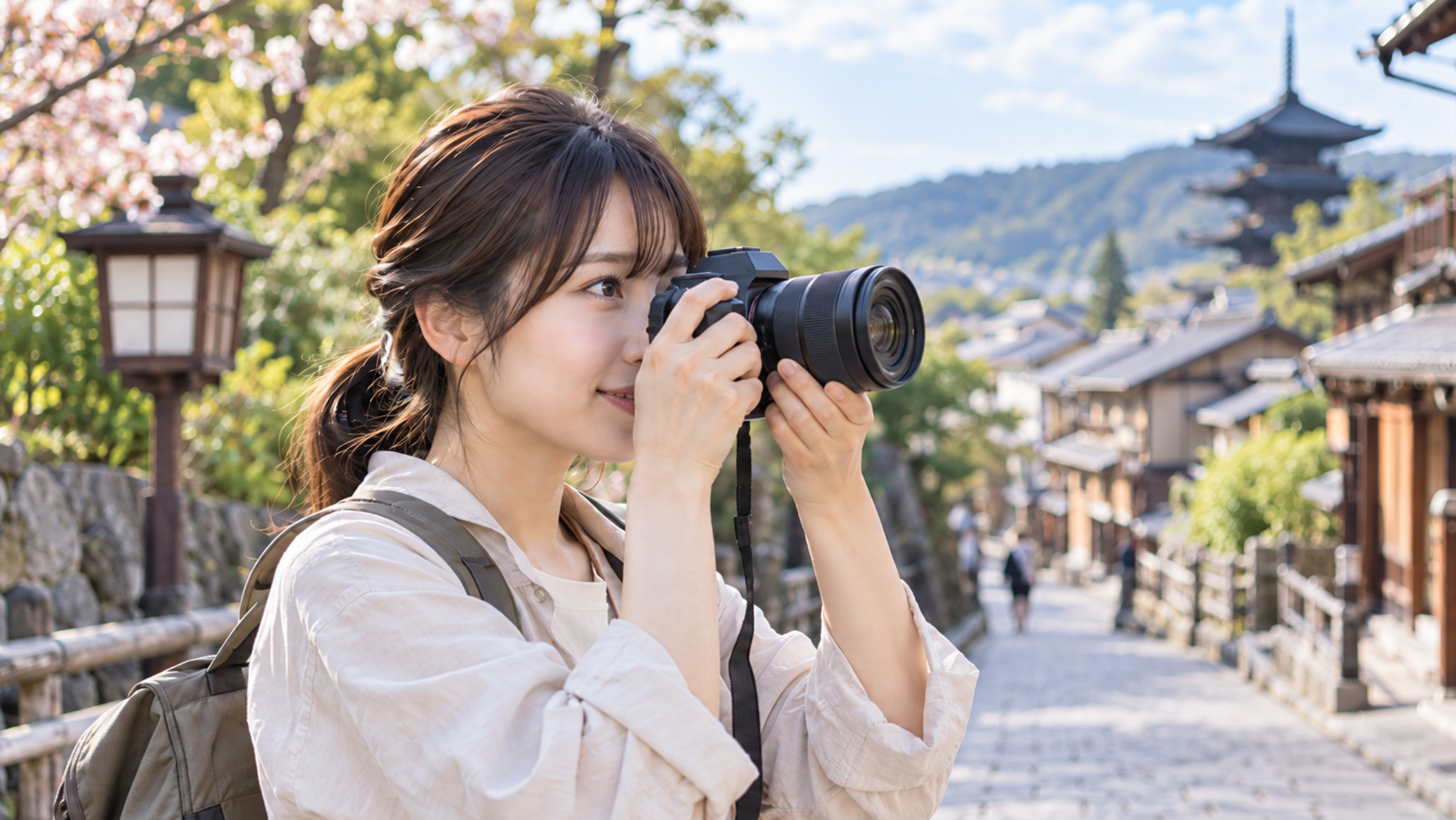 軽量な中古フルサイズミラーレスで旅行写真を撮る女性