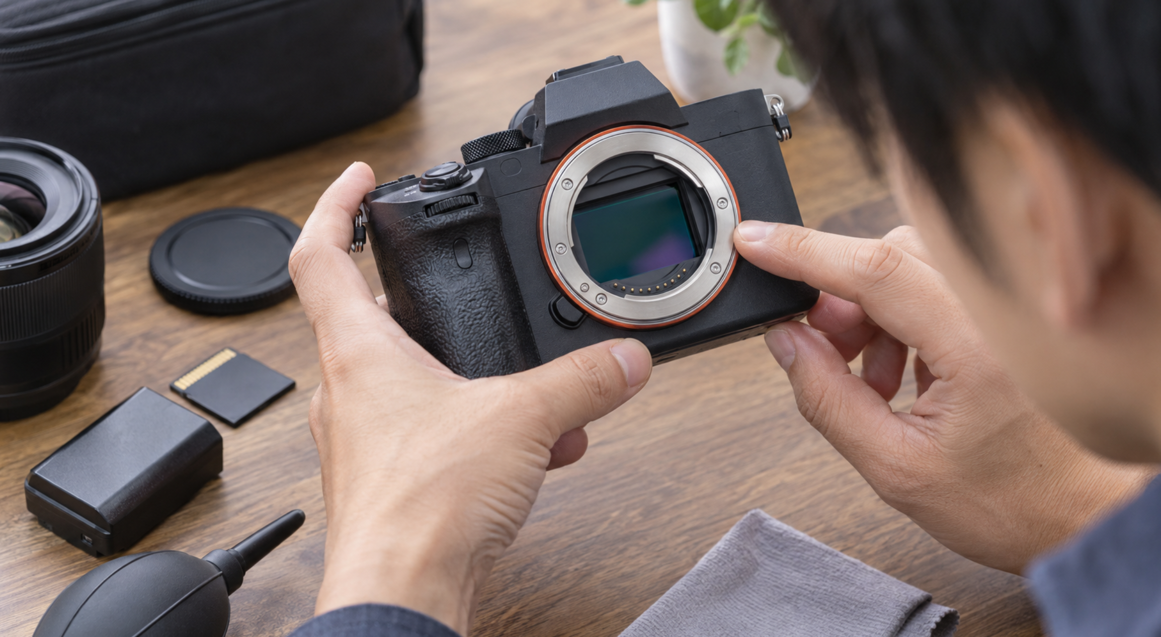 中古α7 III購入前にセンサーやカメラ本体の状態を確認する様子
