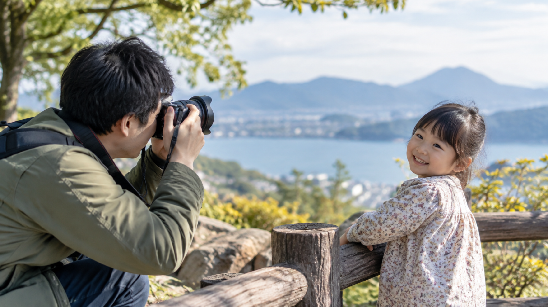 α7 IIIクラスのミラーレスカメラで子どもの家族写真を撮影する男性