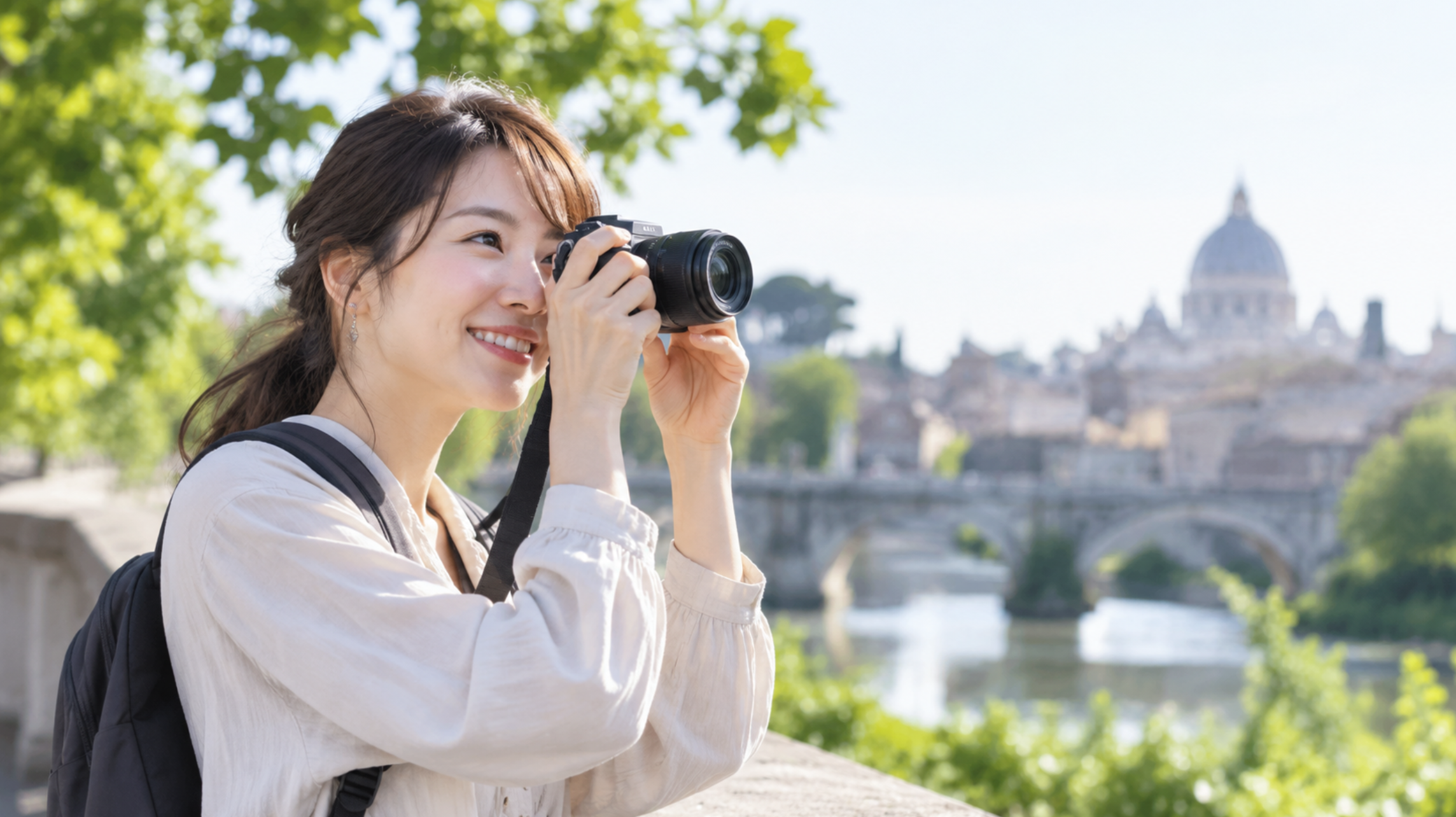 軽量なミラーレスカメラで旅行写真を撮影する日本人女性