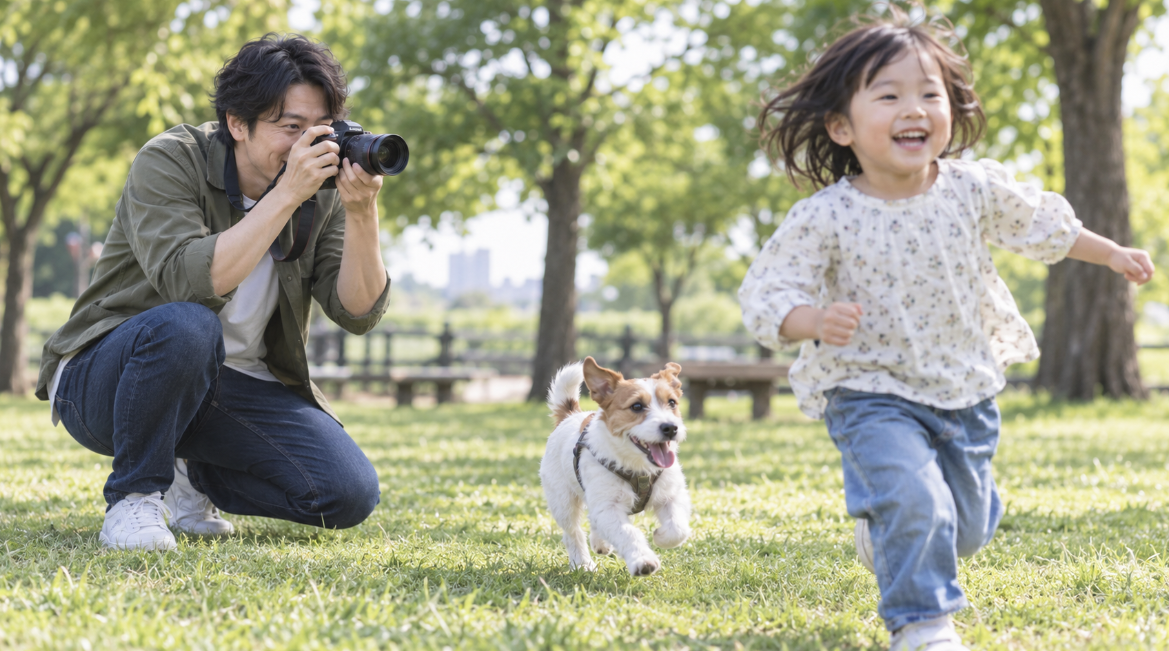 EOS R10の高速連写や被写体追尾をイメージして走る子どもと犬を撮影する日本人男性