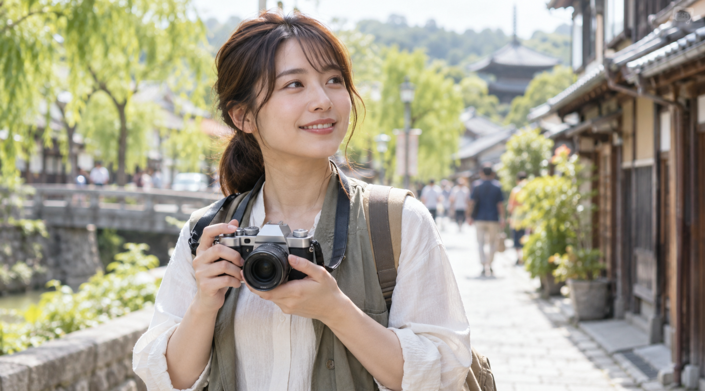 Nikon Z fcをイメージした小型ミラーレスカメラを持って日本の町並みを歩く女性