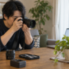 中古カメラ購入後に実写して動作確認する日本人男性