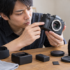 中古カメラの外観や付属品を確認する日本人男性