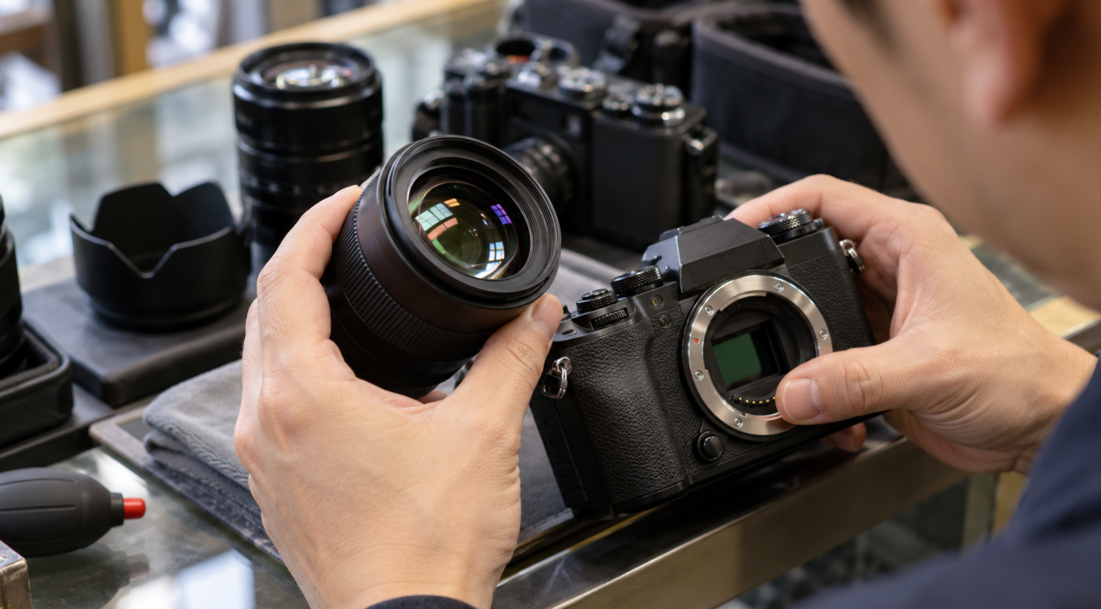 中古カメラ購入前にボディと交換レンズの状態を確認する様子