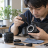 中古カメラを専門スタッフが点検しブロアーで清掃している様子