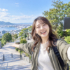 広角レンズ付きミラーレスカメラで旅行Vlogを自撮りする女性