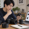 Amazonで中古カメラと交換レンズを比較する男性