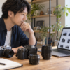 J-カメラのような中古カメラ検索で複数の在庫を比較する日本人男性