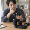 中古カメラの宅配買取を検討する日本人男性とカメラ機材