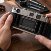 中古フィルムライカ購入前にシャッター幕とフィルム室を確認するイメージ
