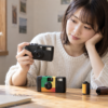 初心者が安いフィルムカメラと35mmフィルムを比較して選んでいる様子