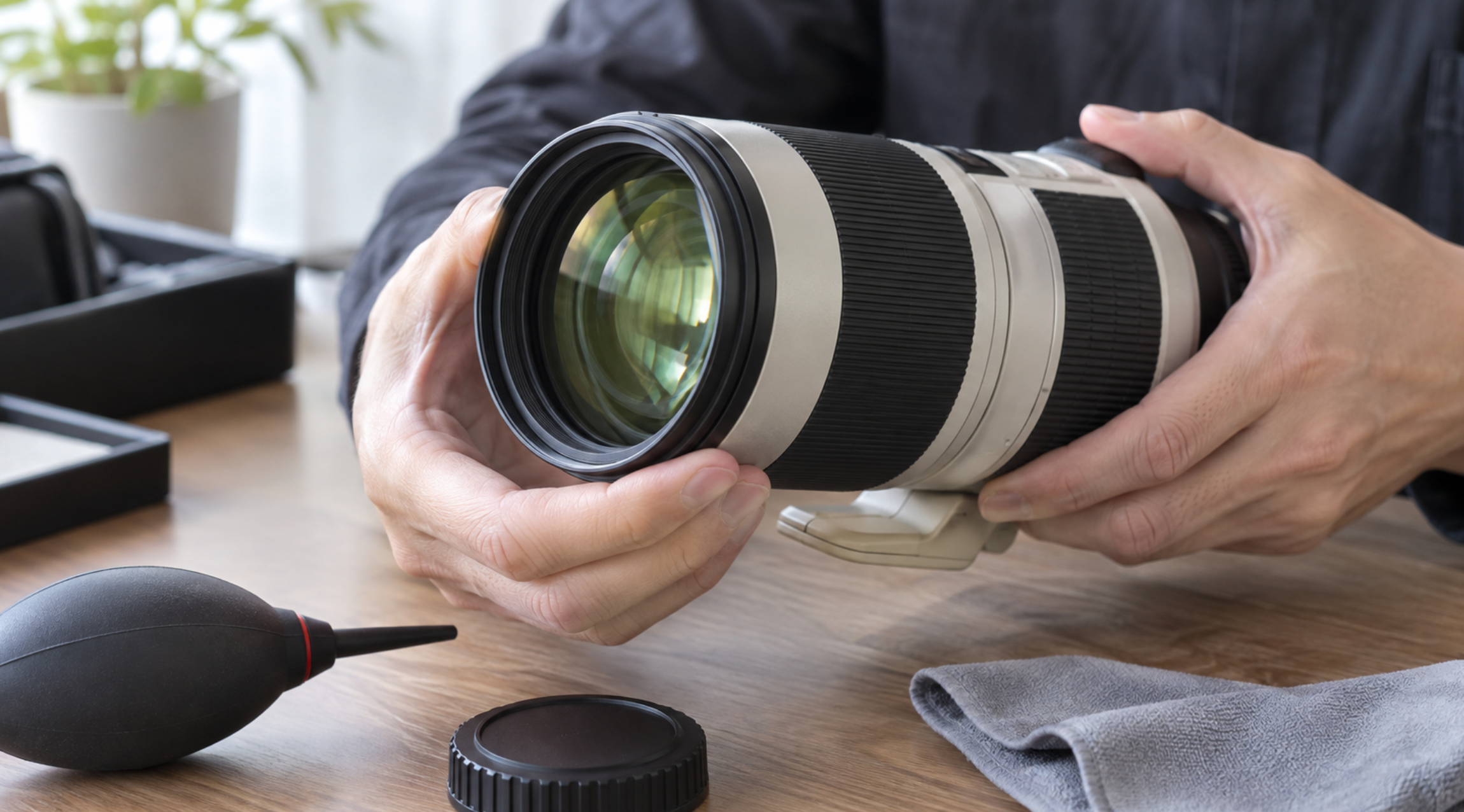 買取査定前に100-400mm望遠レンズの状態を確認する様子