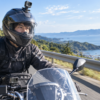 ヘルメットとバイクにアクションカメラを装着してツーリング撮影するライダー