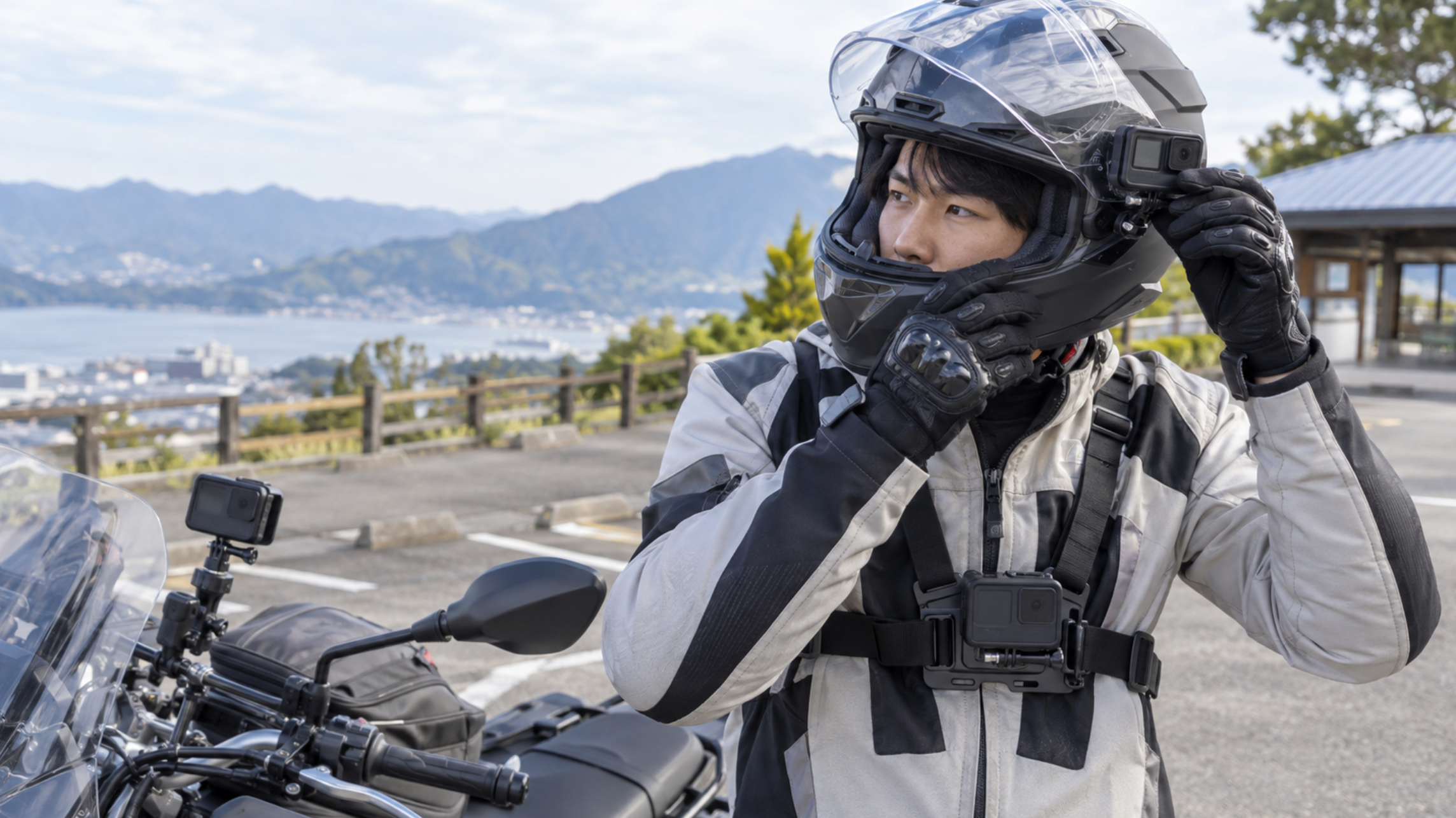 ヘルメットとチェストにアクションカメラを装着するバイクライダー