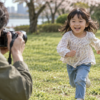 AF-Cでカメラに向かって走る子どもを撮影する様子