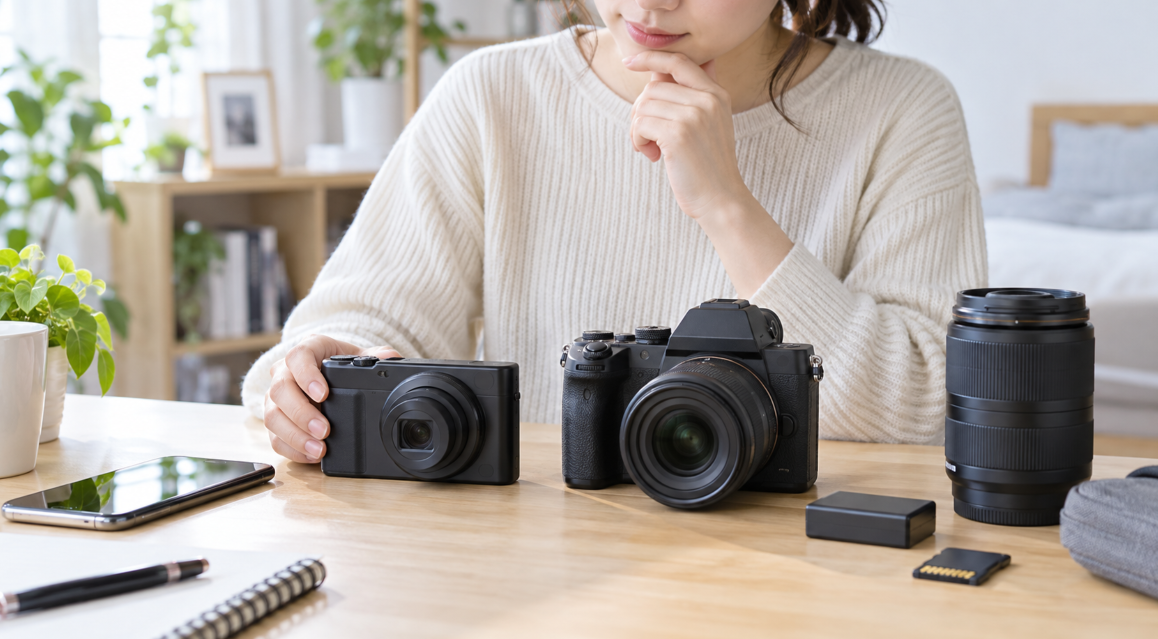 初心者が安いコンデジとミラーレスカメラを比較している様子