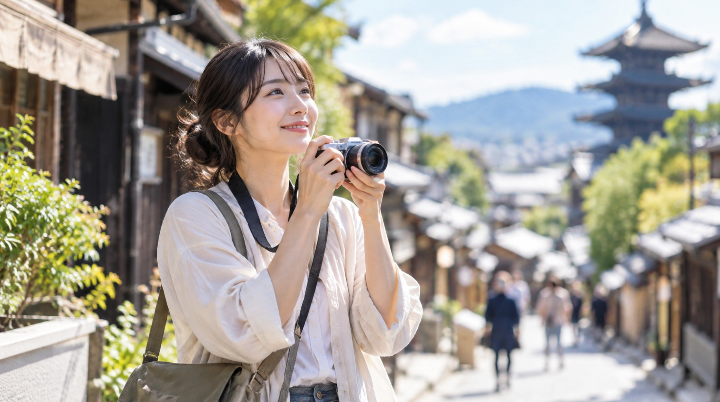 軽量ミラーレスカメラを持って旅行や街歩きを楽しむ日本人女性