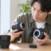 交換レンズとカメラのマウント互換性を確認する日本人男性