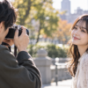 FUJIFILM X-E5と明るい単焦点レンズで人物撮影するイメージ
