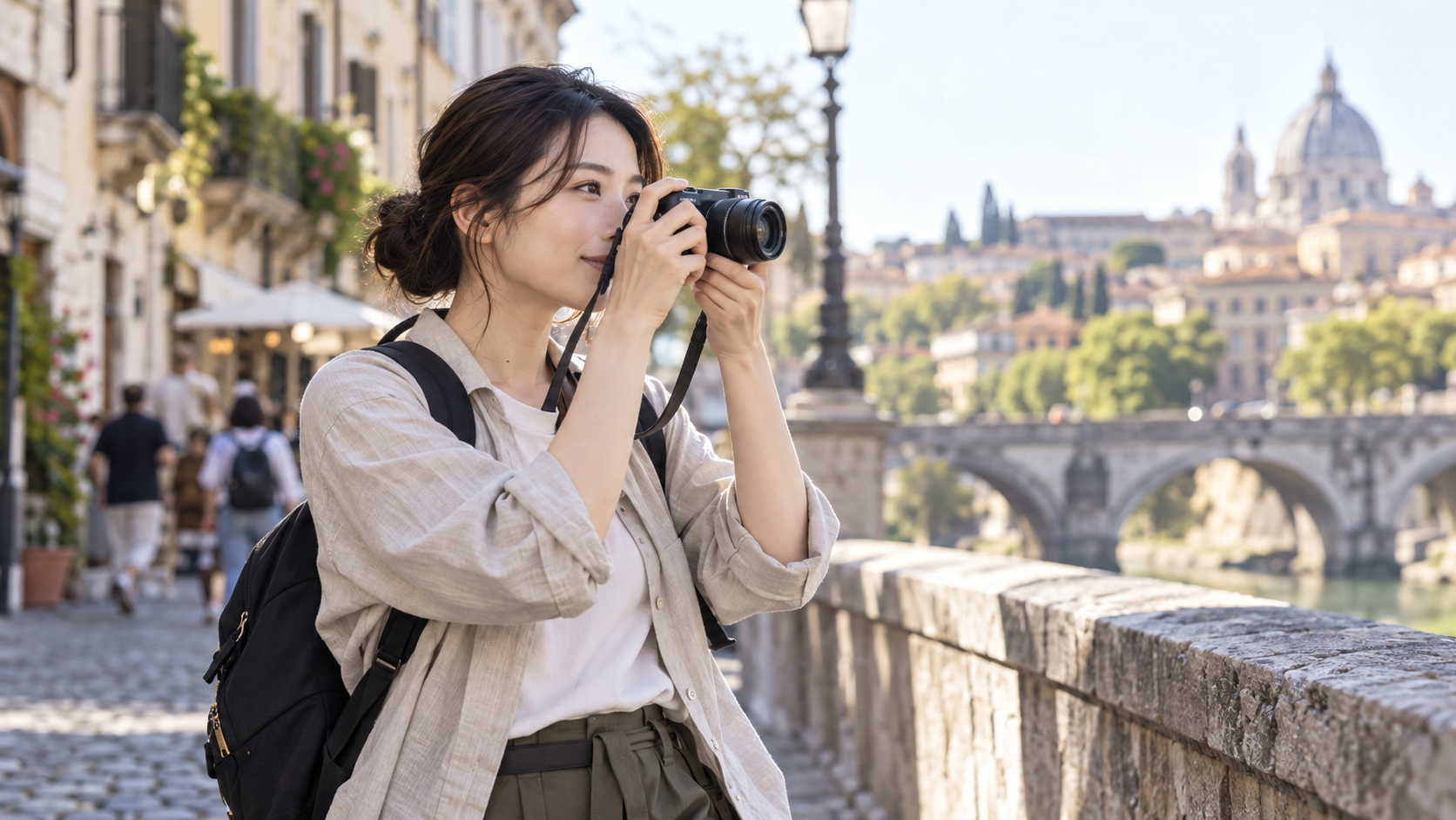 小型ズームレンズを付けたミラーレスカメラで旅行写真を撮る日本人女性