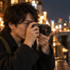 明るい単焦点レンズで夜の街をスナップ撮影する日本人男性
