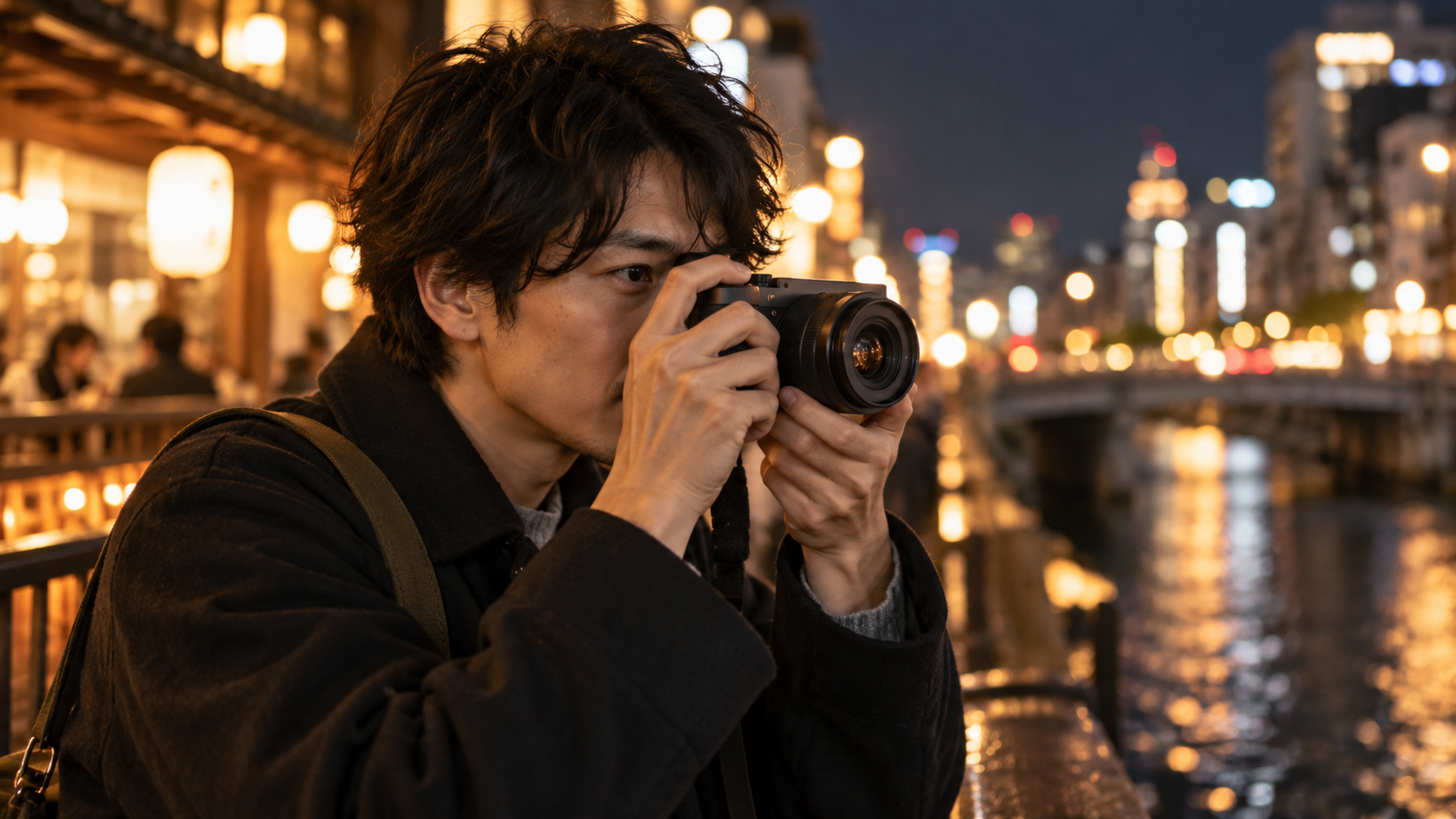 明るい単焦点レンズで夜の街をスナップ撮影する日本人男性