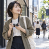 PEN E-P7向け小型単焦点レンズで街歩き撮影を楽しむ日本人女性