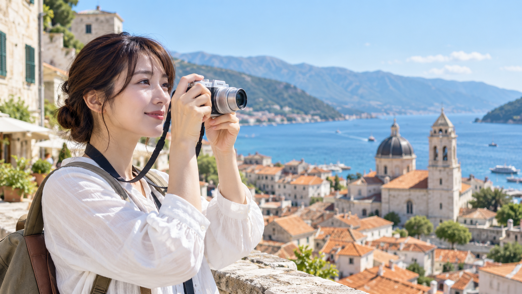 PEN E-P7向け小型ズームレンズで旅行風景を撮影する日本人女性