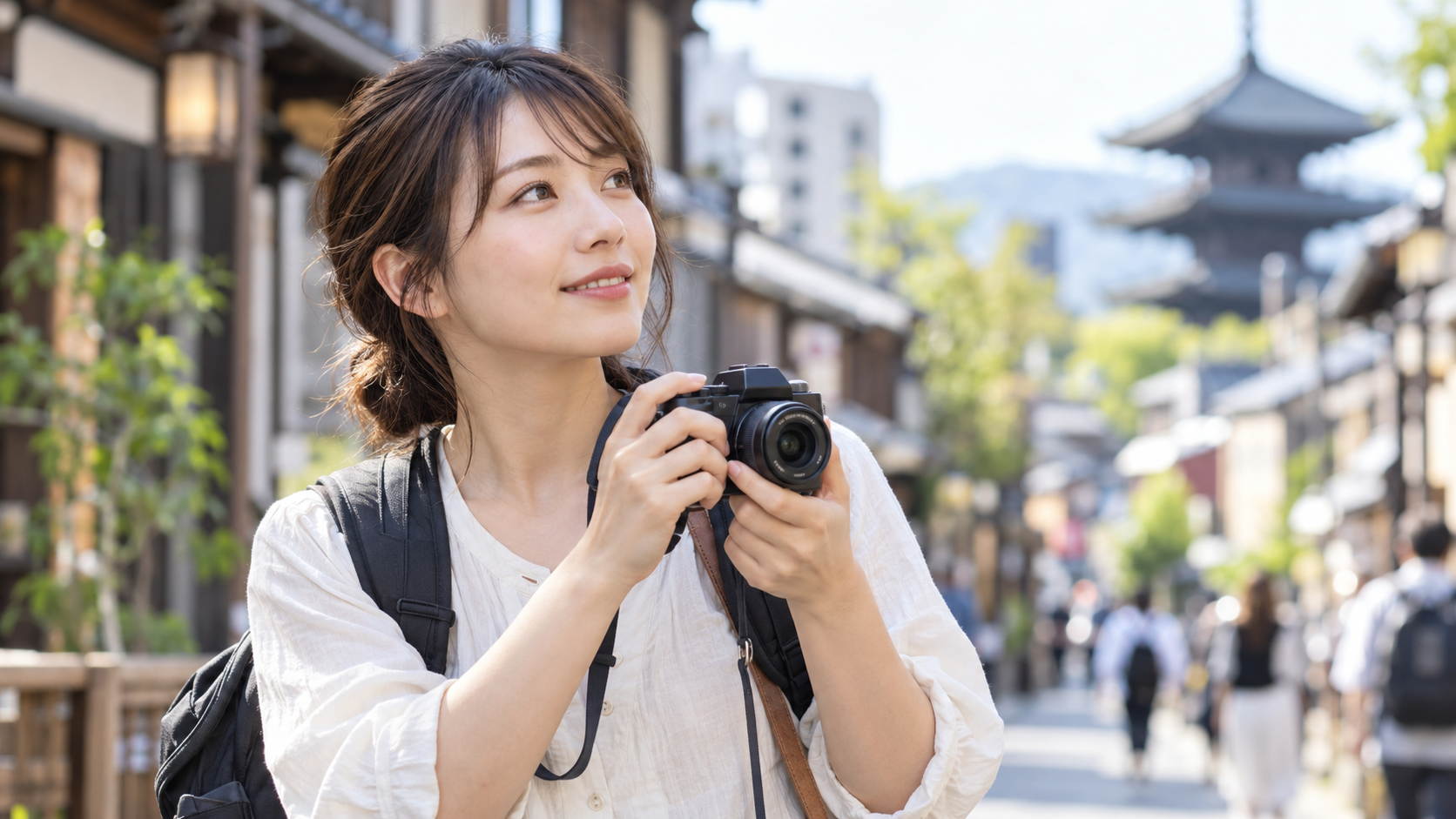 小型レンズを付けたEOS Kiss Mで街歩き撮影を楽しむ女性