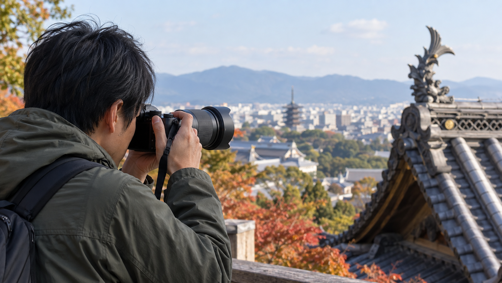 高倍率ズームの望遠側で遠くの寺院を撮影する日本人男性