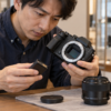 中古α7 II購入前にセンサーやバッテリーの状態を確認する日本人男性