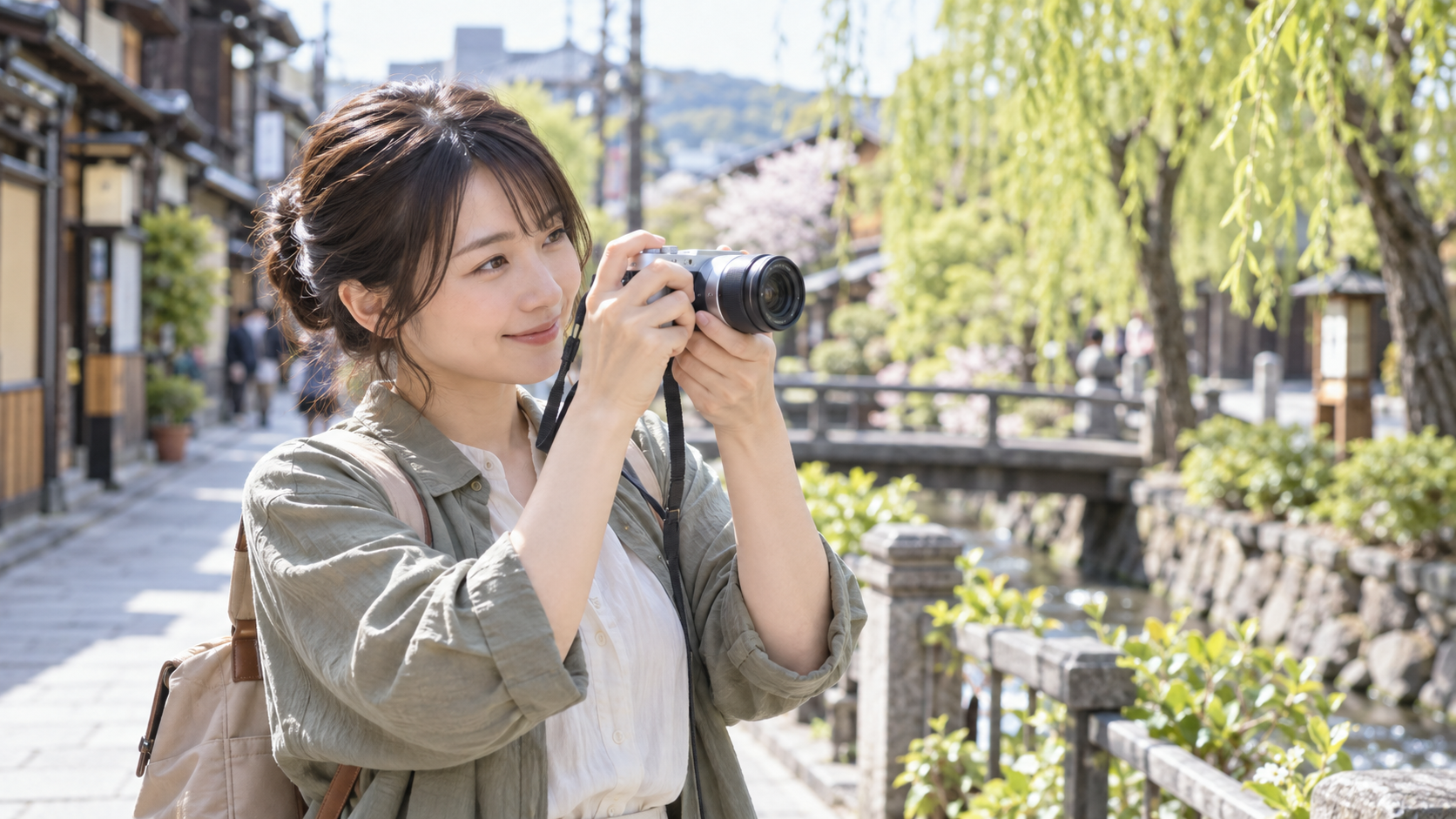 小型ミラーレスカメラで街歩きスナップを撮影する日本人女性