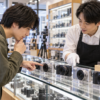 中古カメラ店でNEX-5Rなど小型ミラーレスを比較する購入者