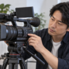 中古の業務用4Kビデオカメラを確認する日本人男性
