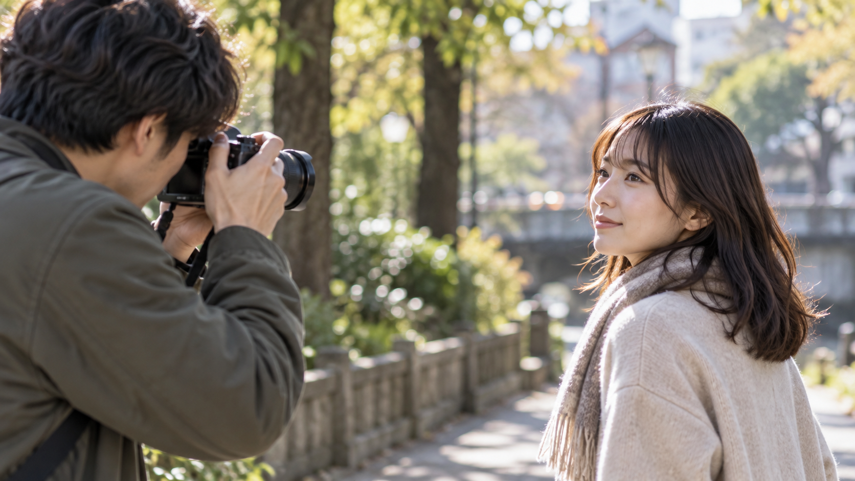 ミラーレスカメラと単焦点レンズで日本人女性をポートレート撮影する様子